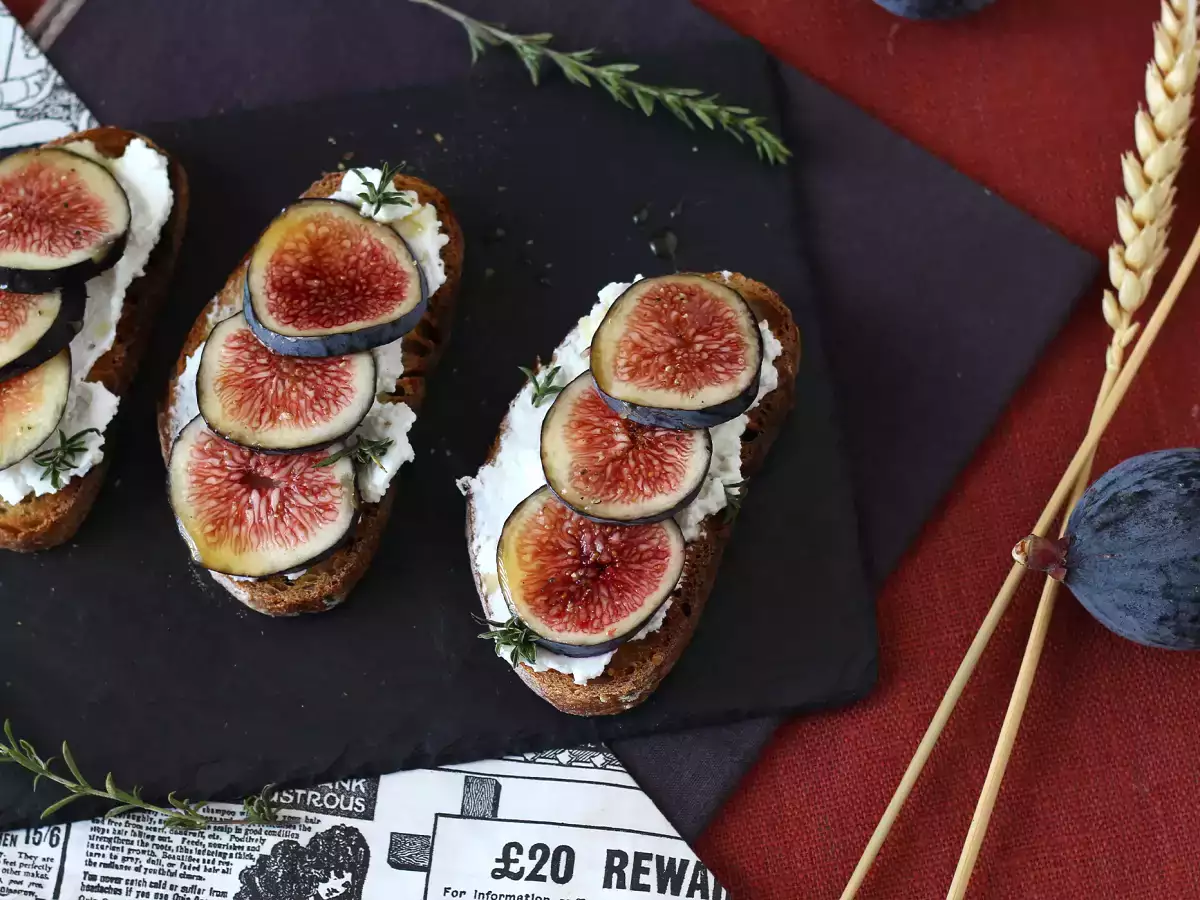 Recept Füge, friss kecskesajt, méz és rozmaring szendvicsek