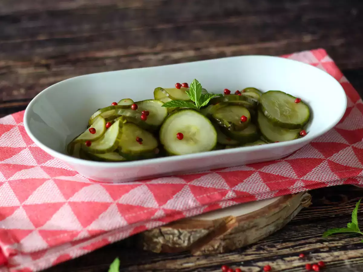 Recept Édes-savanyú uborka: gyors és ízletes köret nyárra!