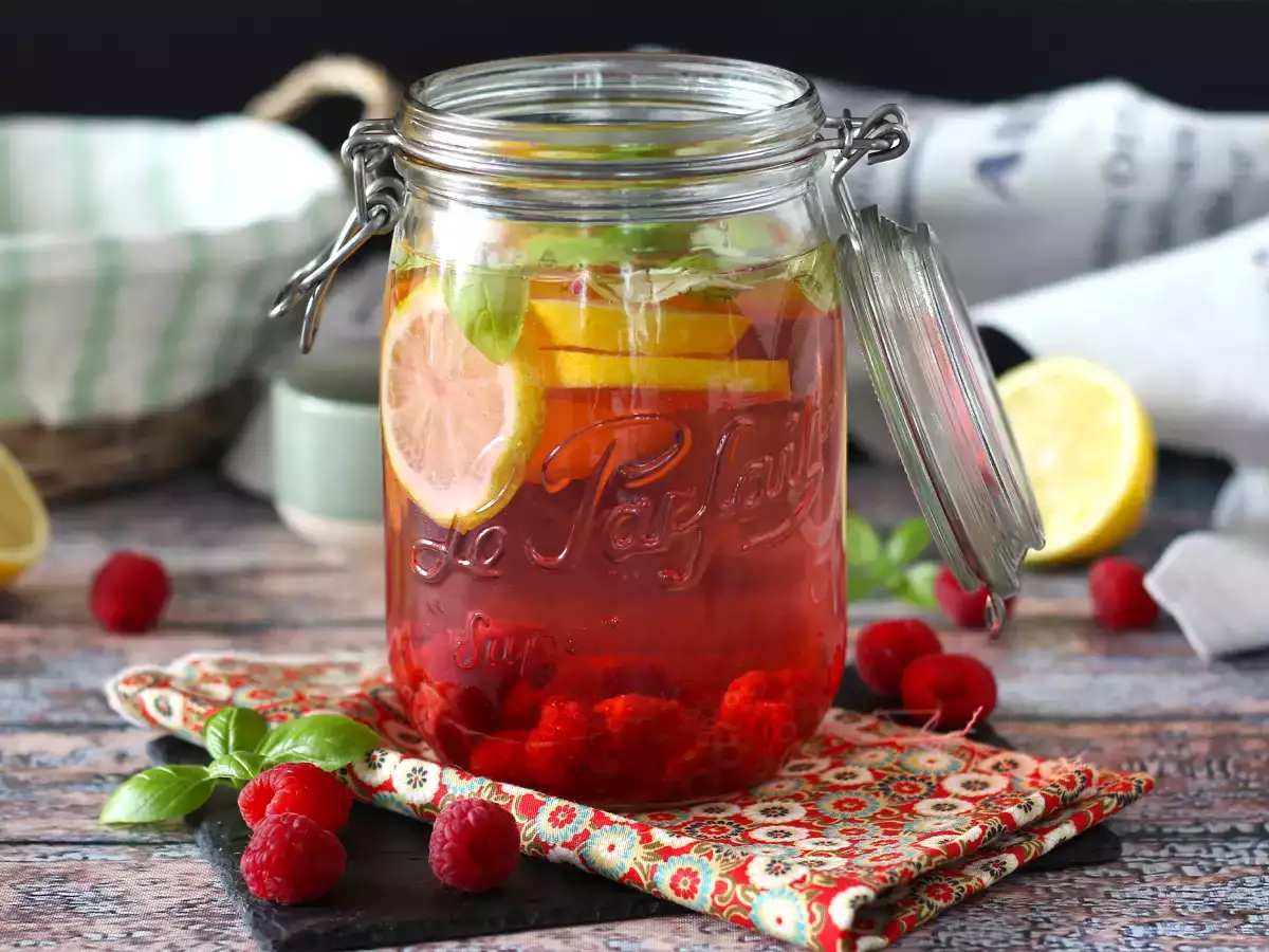 Recept Citrommal, bazsalikommal és málnával ízesített víz