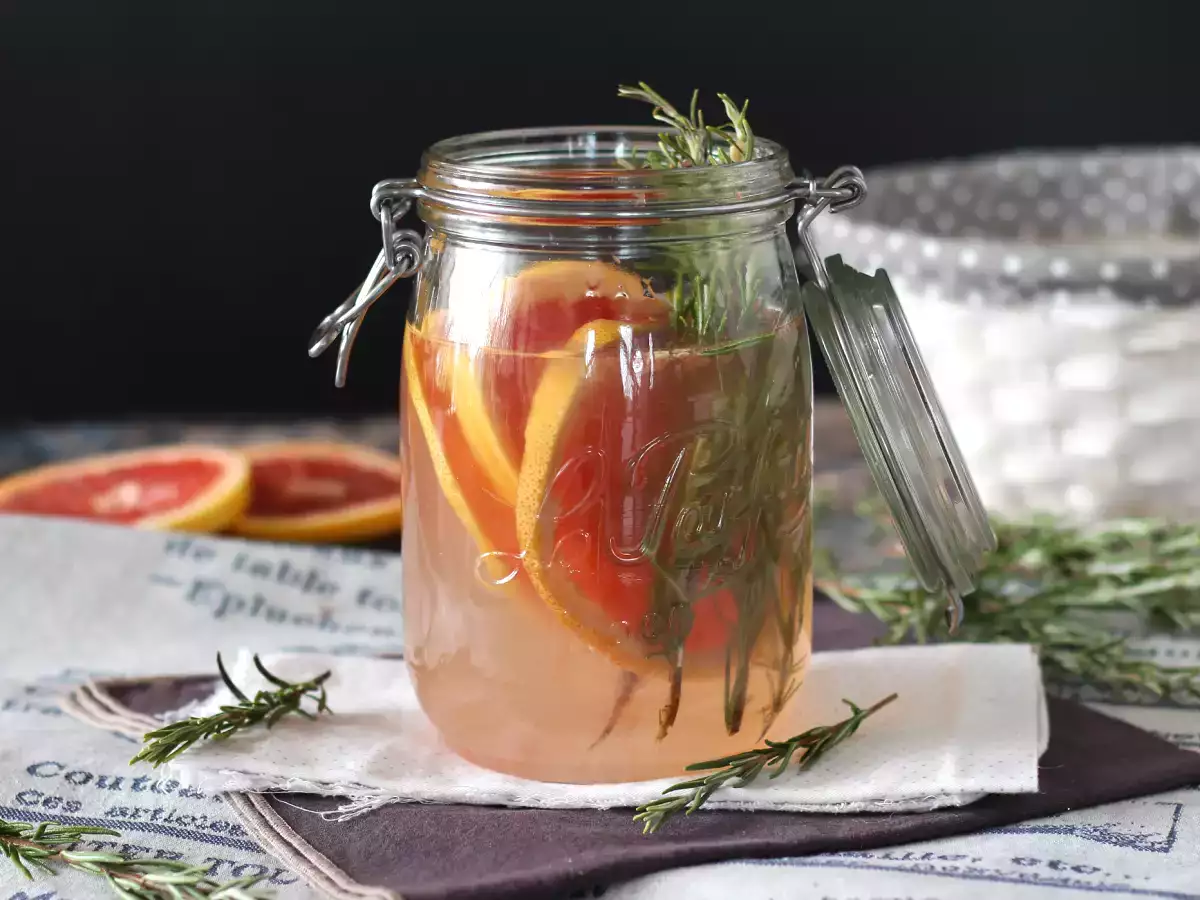 Recept Grapefruit és rozmaring ízű víz: a méregtelenítő ital hozzáadott cukor nélkül
