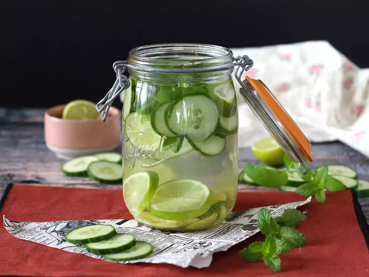 Recept Uborka, lime, menta és gyömbér ízesítésű víz