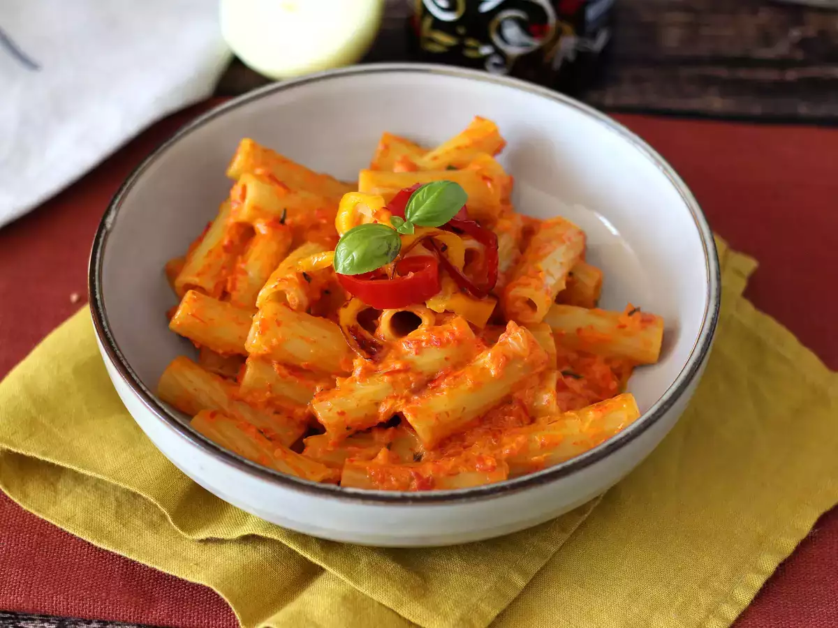 Recept Tészta paprikával és philadelphiával: krémes, gyors és finom