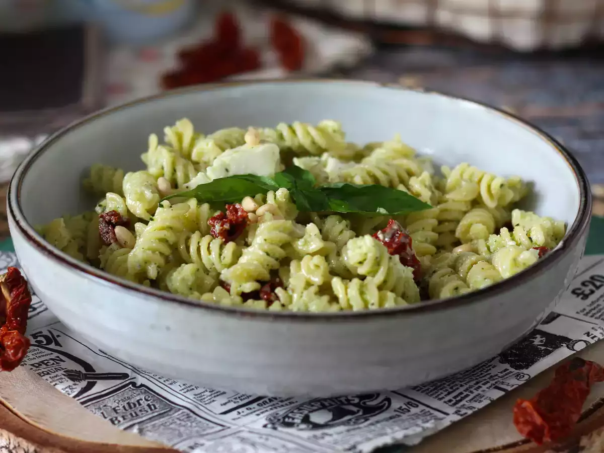 Recept Hideg tészta cukkinipestóval, bivalymozzarellával és napon szárított paradicsommal