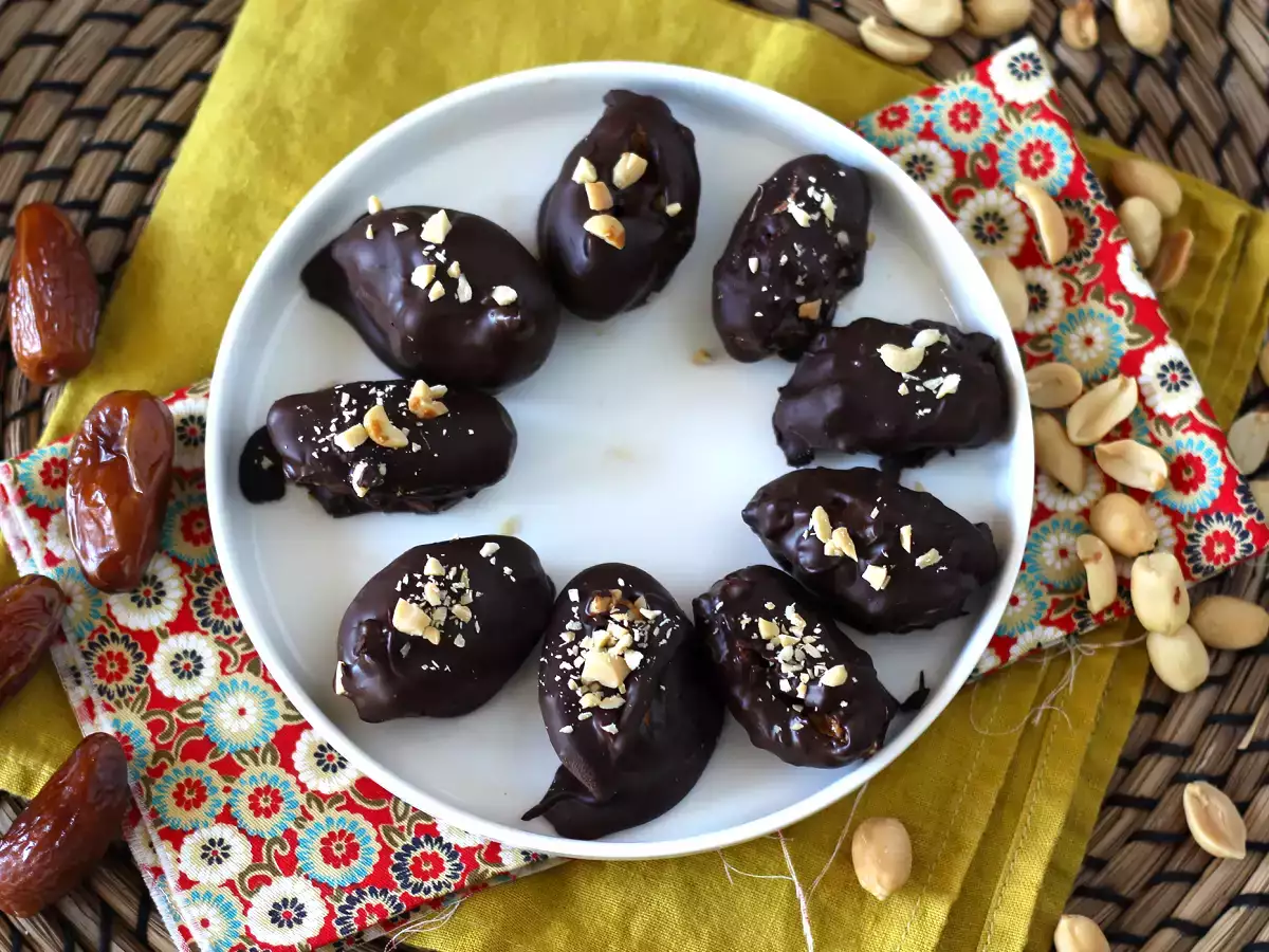 Recept Házi készítésű snickers: datolya, mogyoró és csokoládé - egészséges snack hozzáadott cukor nélkül.
