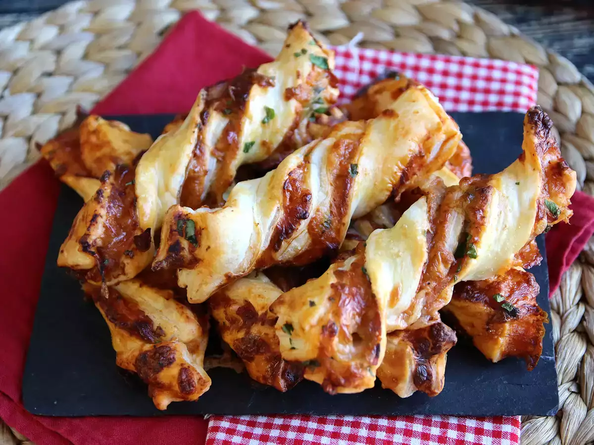 Recept Maxi leveles tésztacsavarok (paradicsom, sonka, mozzarella, petrezselyem)