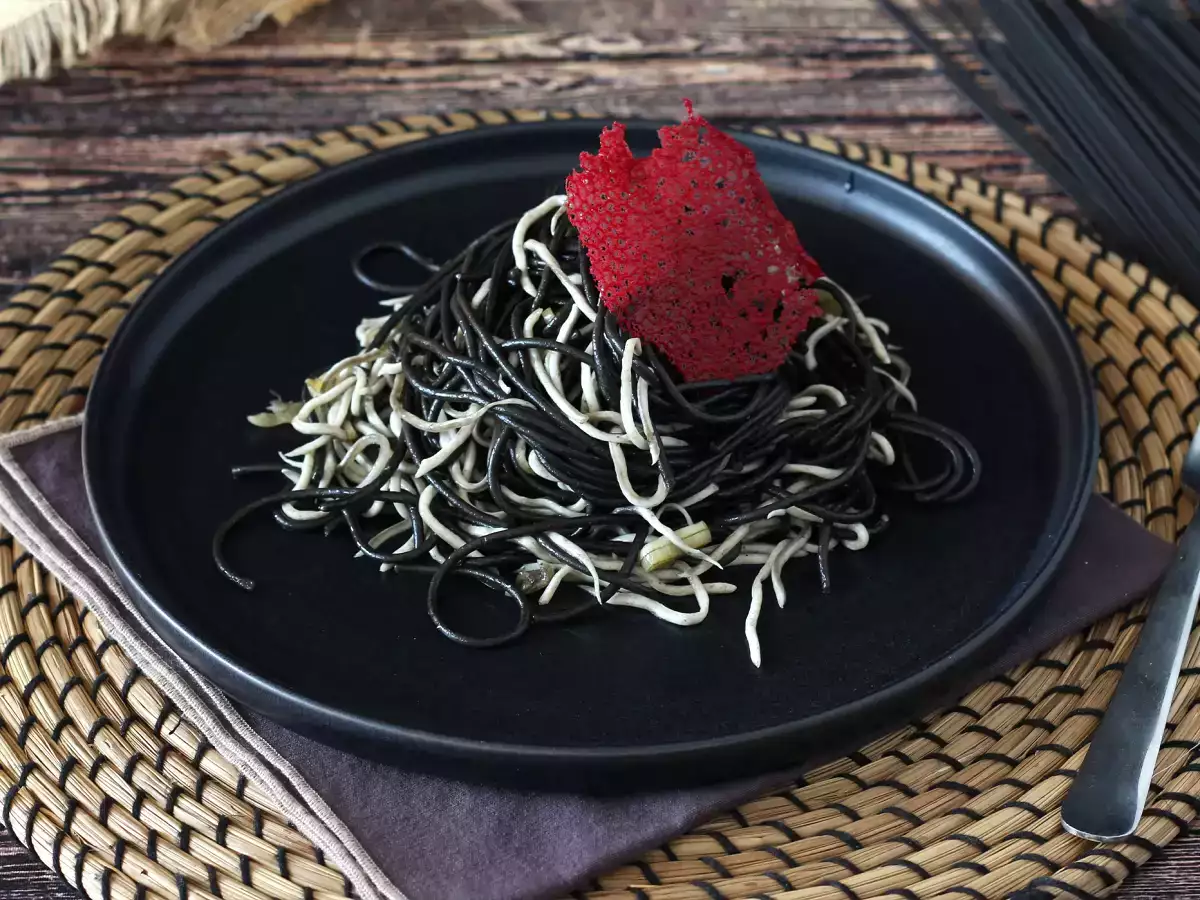Recept Fekete spagetti fokhagymával és gulyással. pasta al nero di seppia