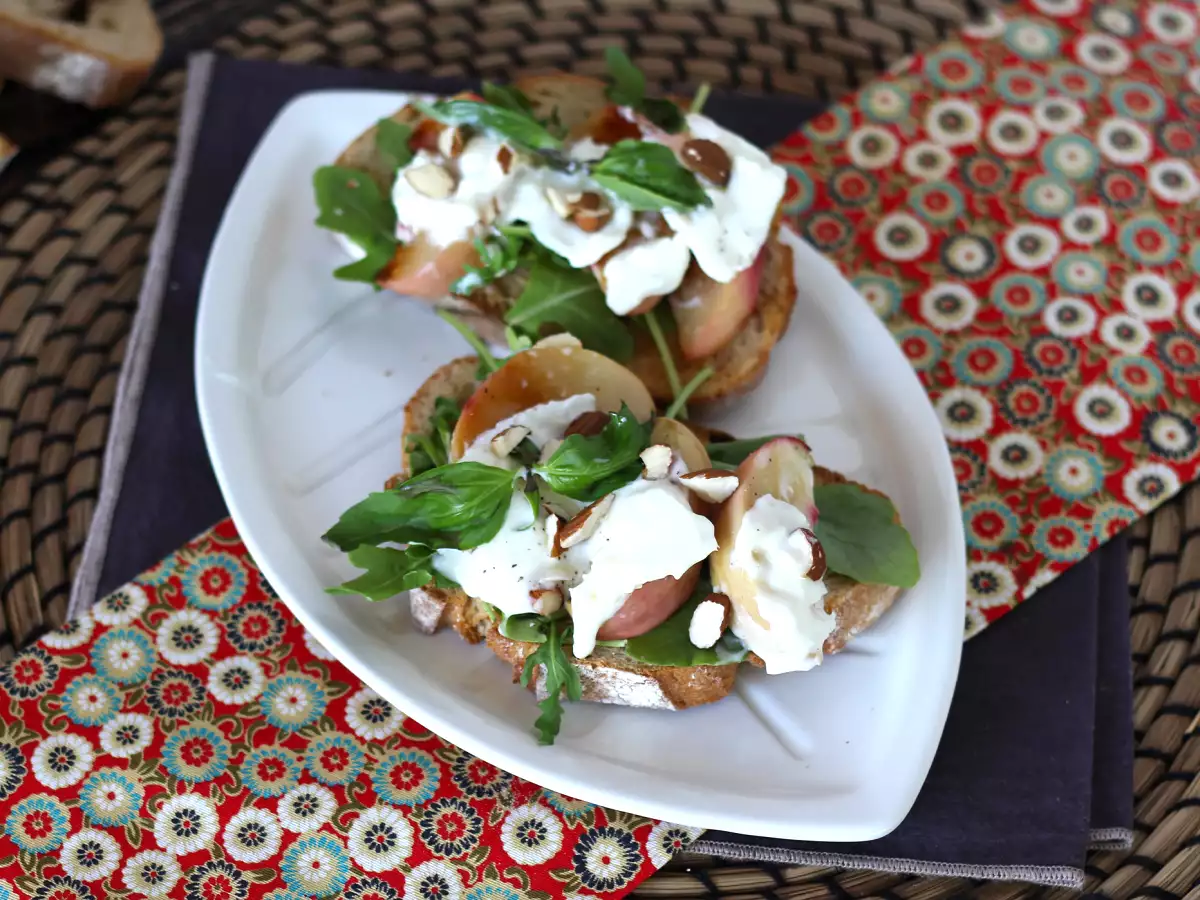 Recept Rukkola, sült barack és burrata pirítóson: a tökéletes édes és sós kombináció!