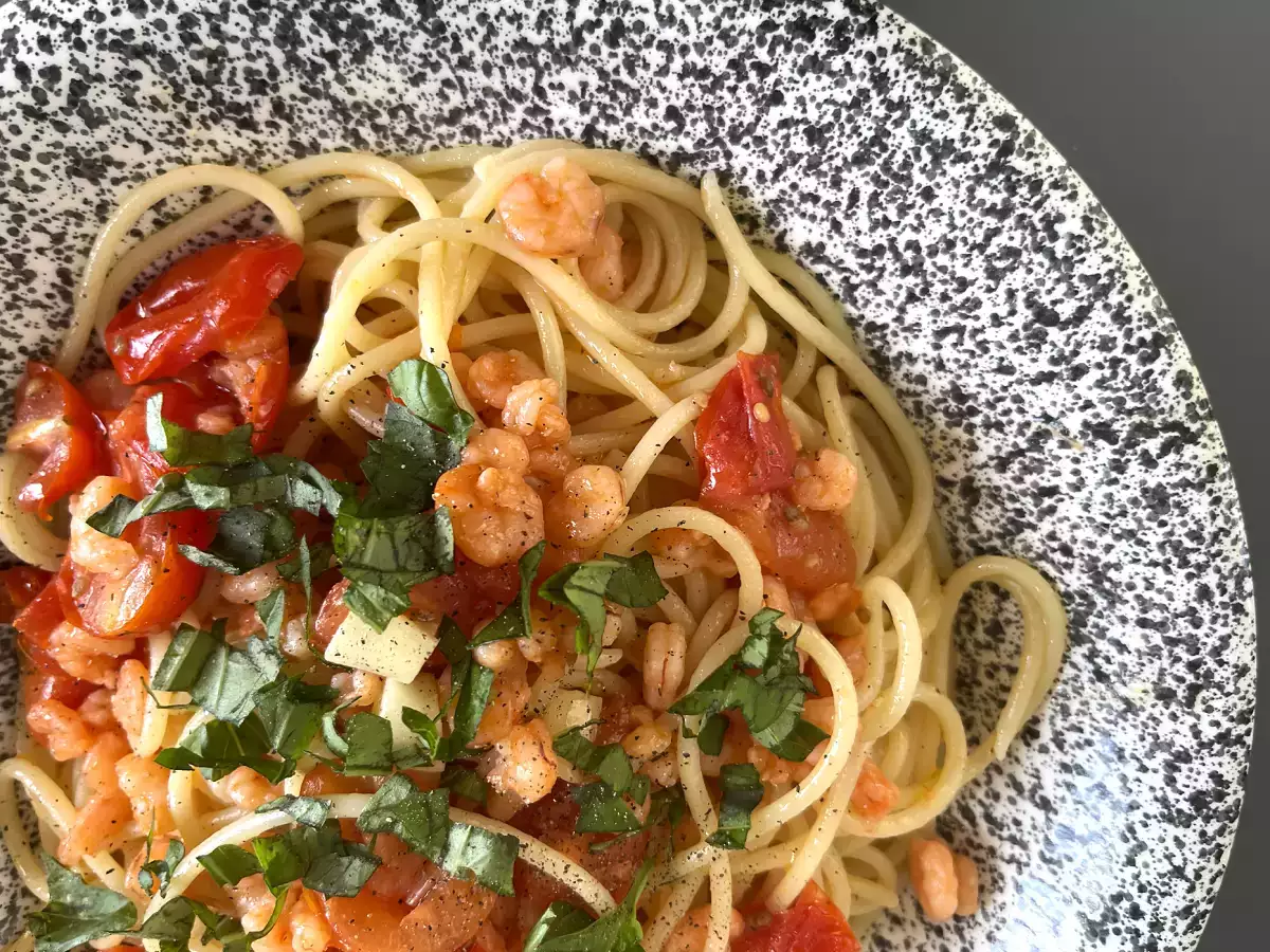 Recept Spagetti garnélarákkal és cseresznyeparadicsommal, egy gyors recept egy ízletes első fogáshoz