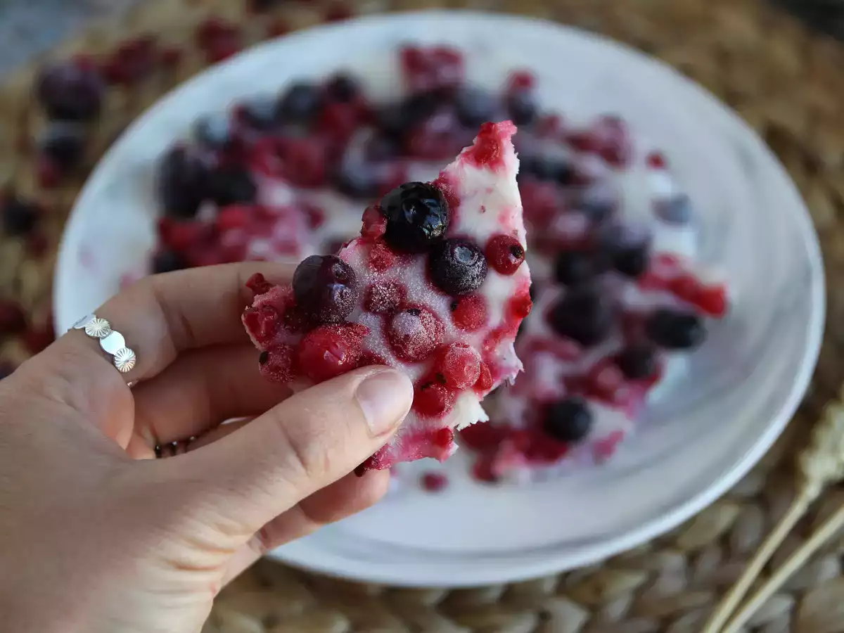 Recept Piros gyümölcsös fagyasztott joghurt szelet