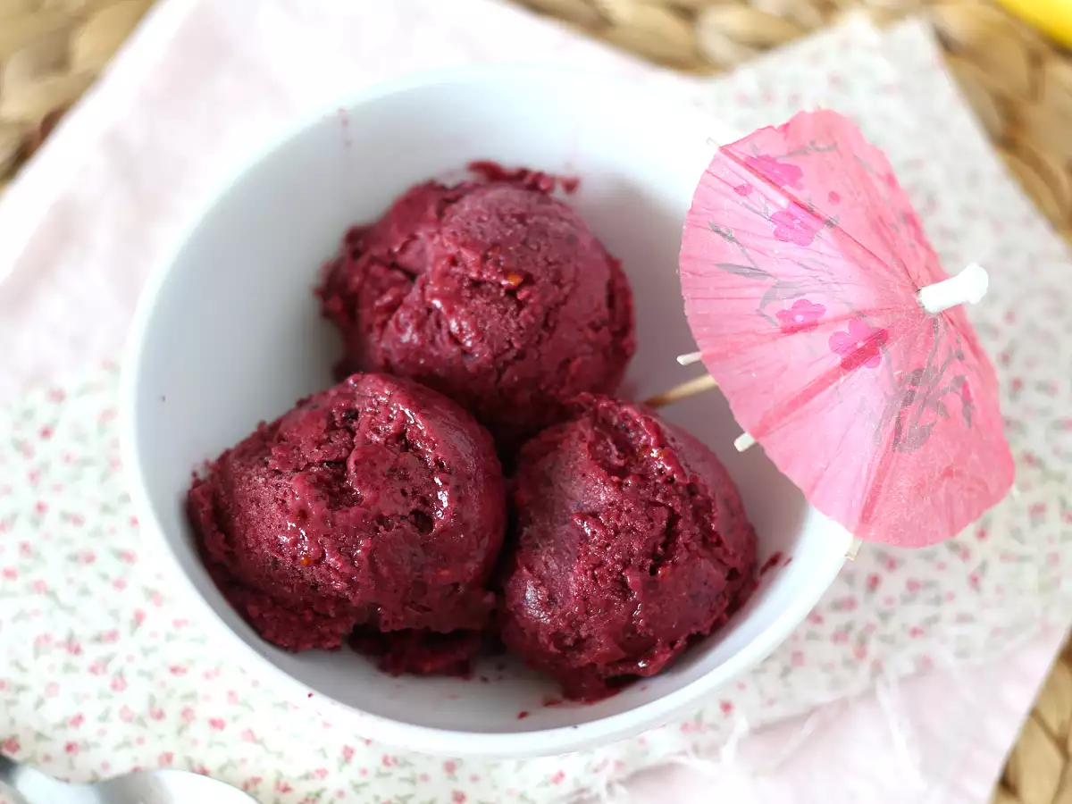 Recept Vegán piros gyümölcsfagyi: szép krémes banán, szuper egyszerűen elkészíthető!