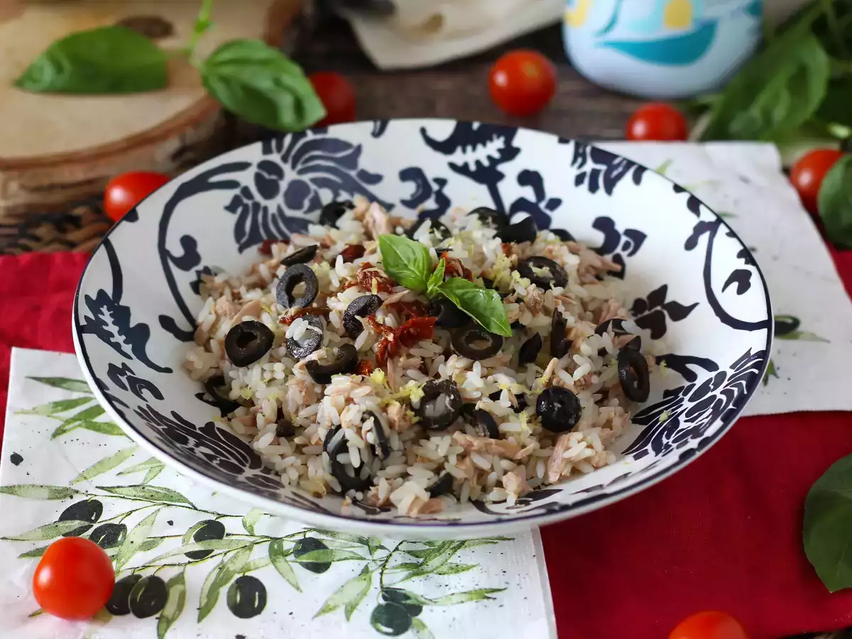 Recept Mediterrán rizssaláta: tonhal, olajbogyó, napon szárított paradicsom és citrom