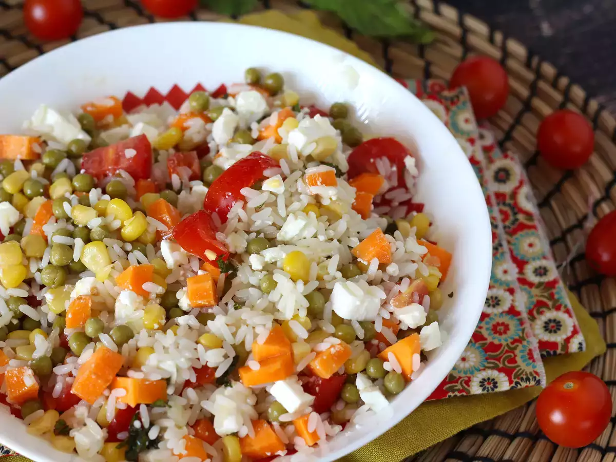 Recept Vegetáriánus rizssaláta: feta, kukorica, sárgarépa, borsó, cseresznyeparadicsom és menta.