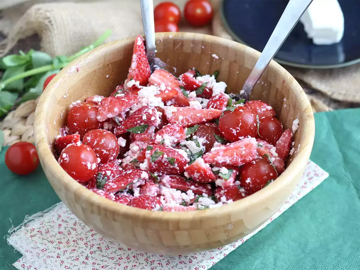 Recept Eper, paradicsom, feta és bazsalikom saláta