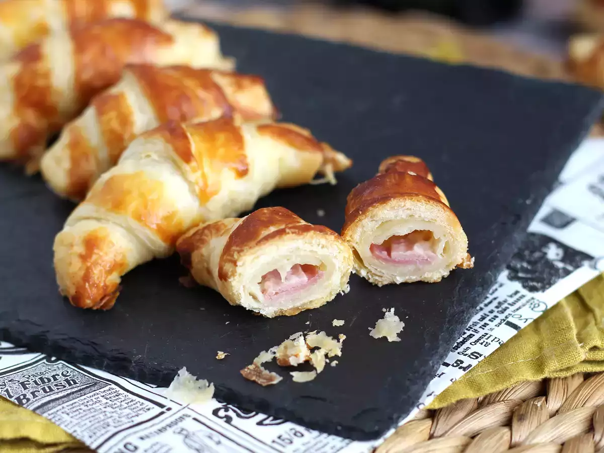 Recept Leveles tésztás croissant béchamel mártással, sonkával és sajttal