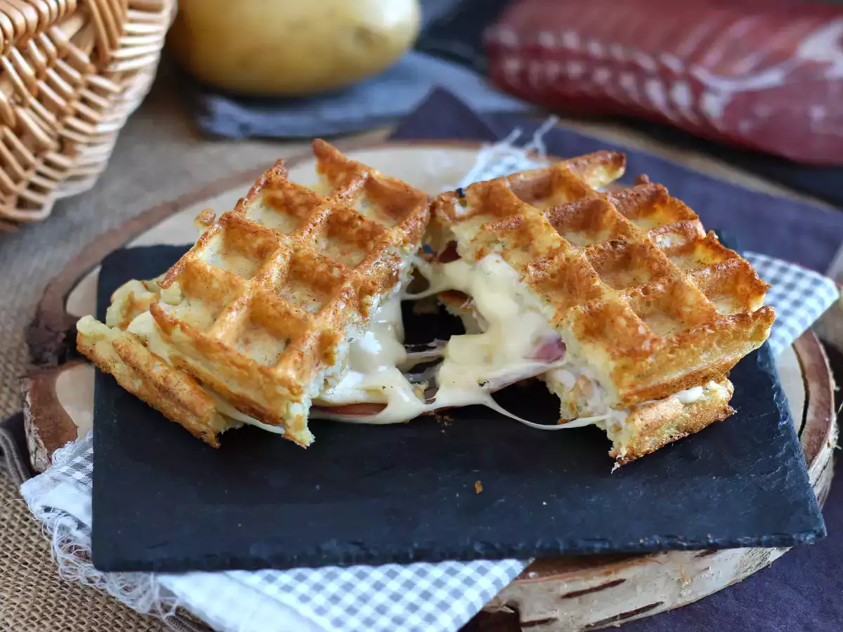 Recept Burgonyás gofri szendvics raclette-vel, a végső kényelmi étel