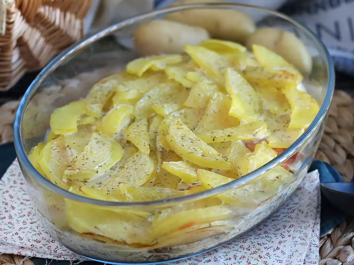 Recept Egyszerű burgonyás és füstölt lazacos gratin!