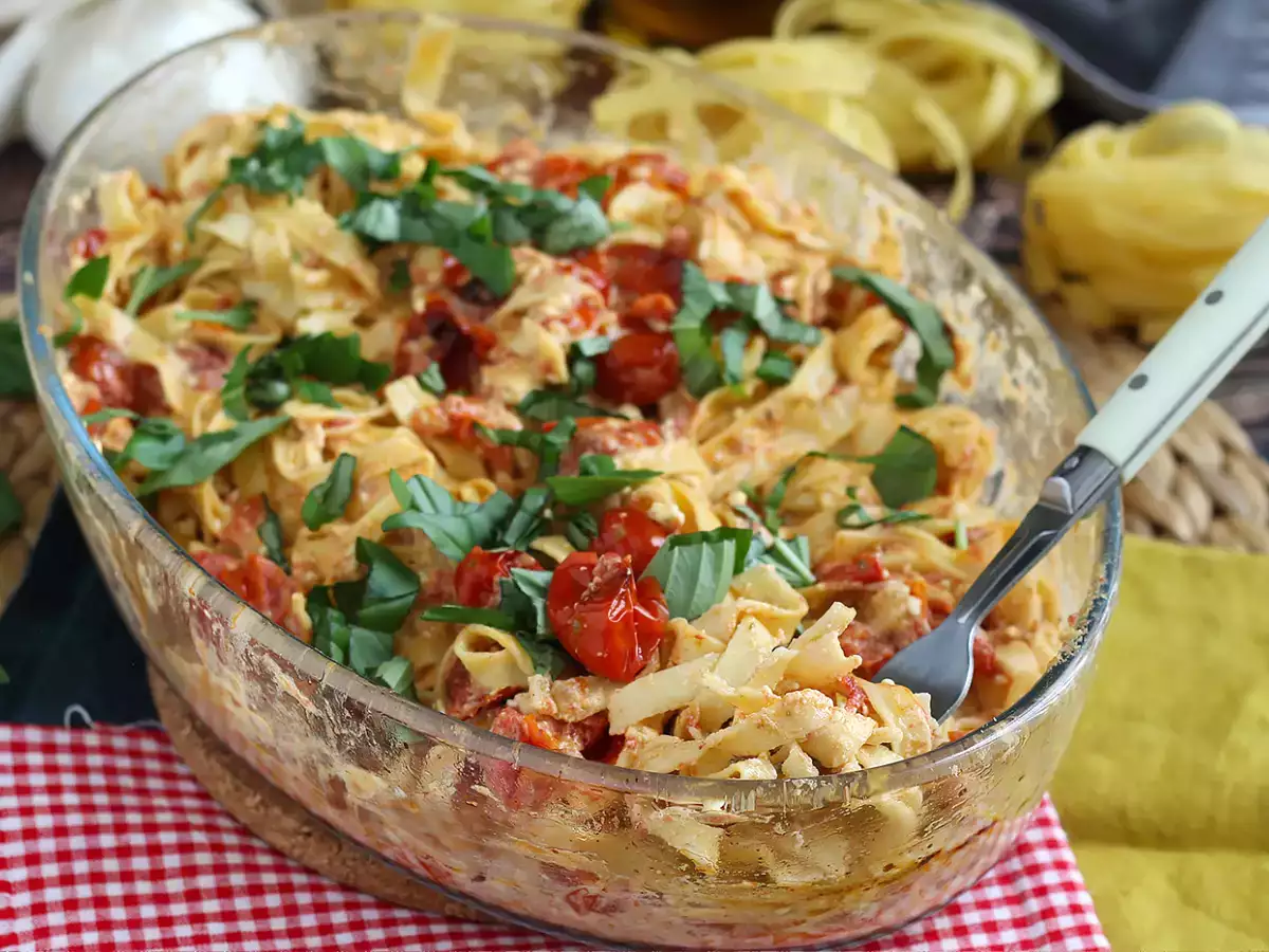 Recept Tagliatelle feta cseresznyeparadicsom - sült feta tészta