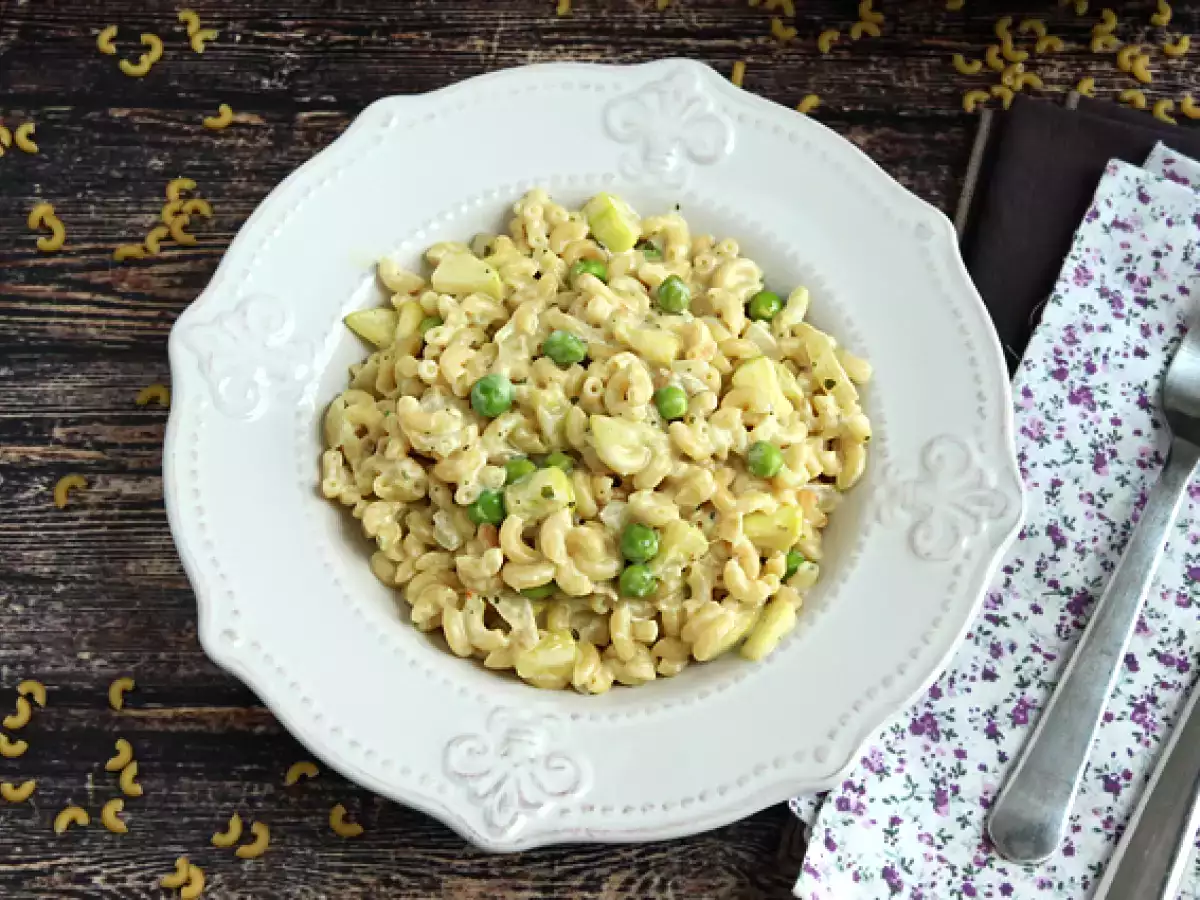 Recept Rizottó coquillettes, borsóval, cukkinivel, fokhagymával és fűszersajttal