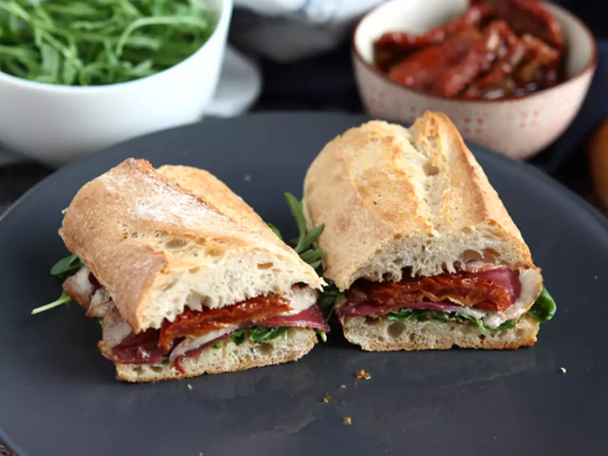 Recept Szendvics füstölt kacsamellel, napon szárított paradicsommal, rukkolával és balzsamecettel