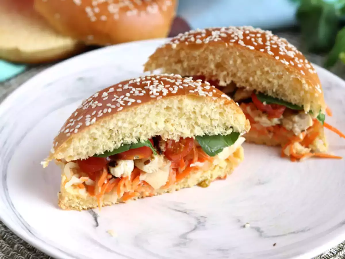Recept Pácolt csirkés szendvics káposztasalátával, paradicsommal és bazsalikommal
