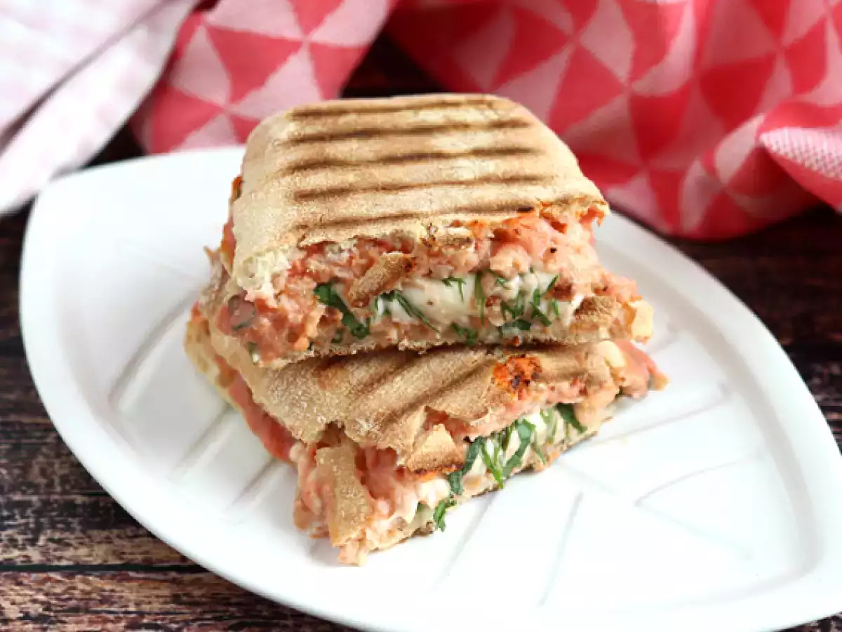 Recept Lazac, mozzarella és kapros panini