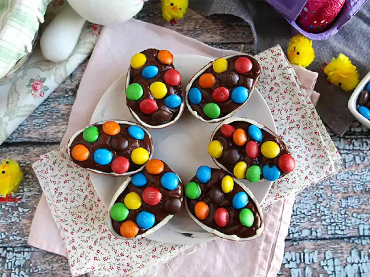 Recept Húsvéti tojások csokoládé desszertkrémmel és m&m's-sel töltve