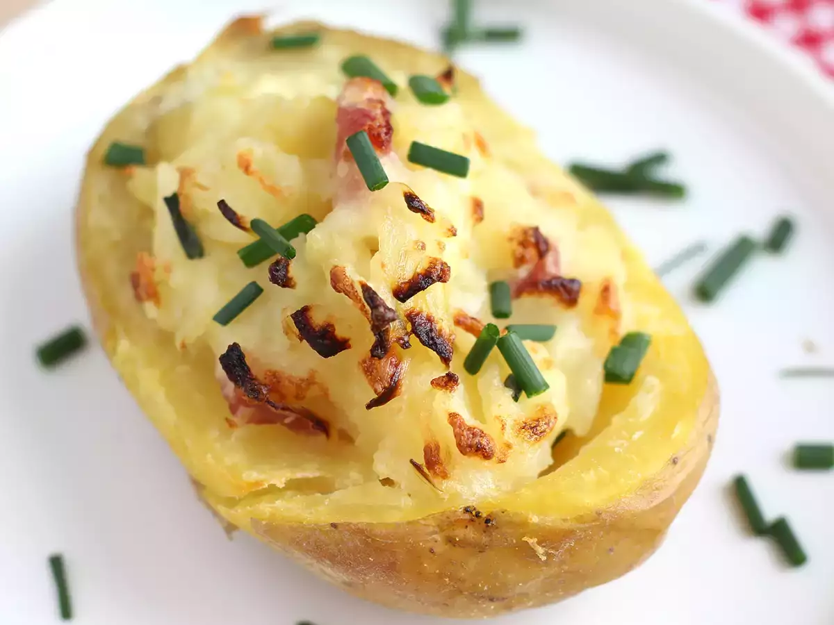 Recept Sült burgonya szalonnával és sajttal töltve
