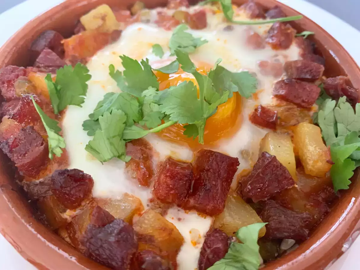 Recept Flamenco-stílusú tojás burgonyával és chorizo kolbásszal