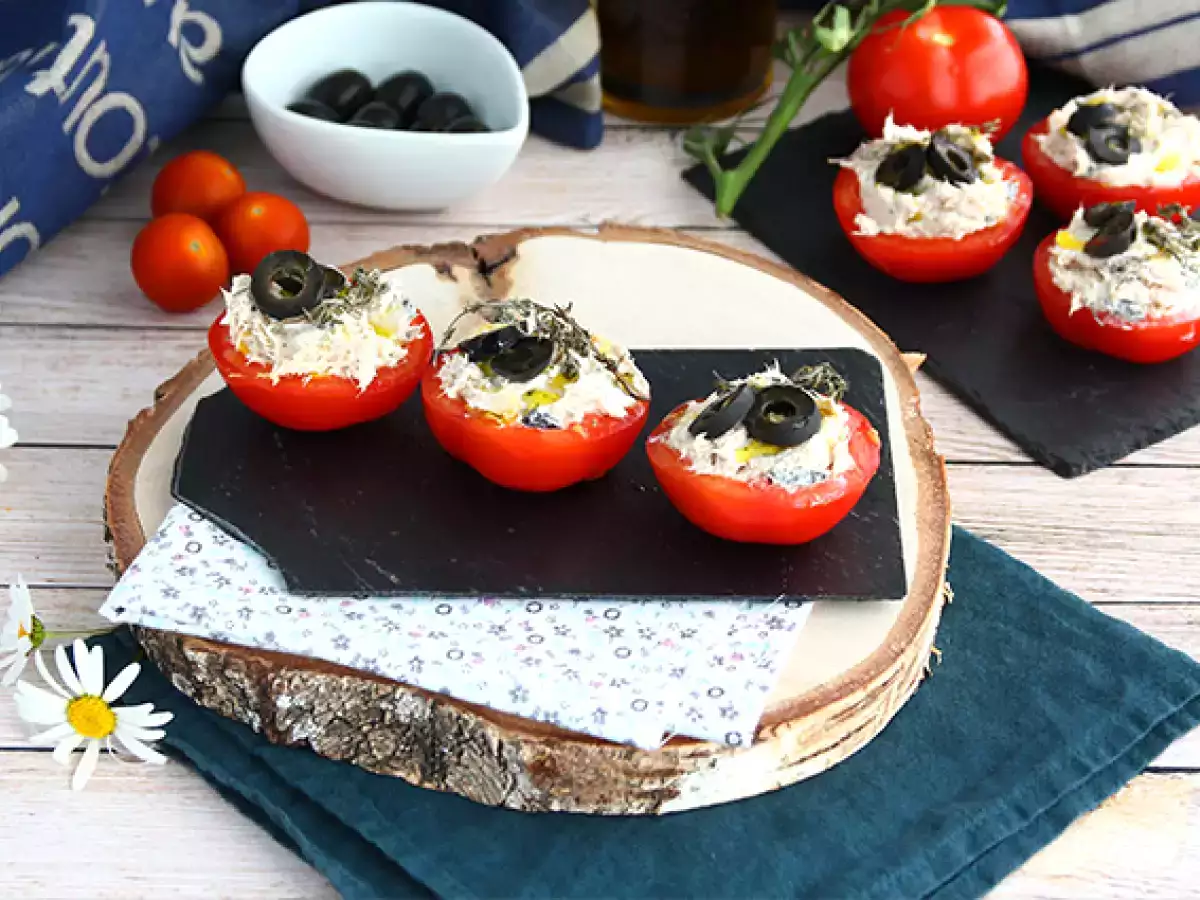 Recept Tonhallal, fromage frais-val és olajbogyóval töltött paradicsom