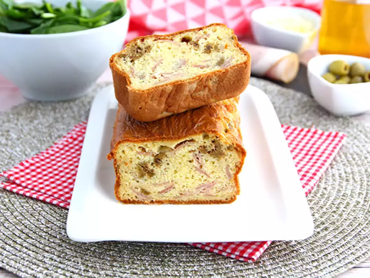 Recept Sonkás-sajtos sütemény zöld olajbogyóval