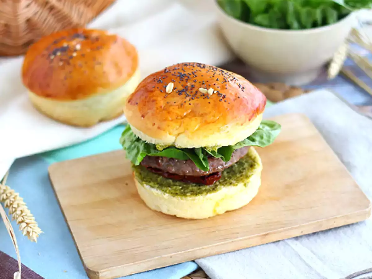 Recept Olasz stílusú burger: pesto szósz, napon szárított paradicsom, mozzarella