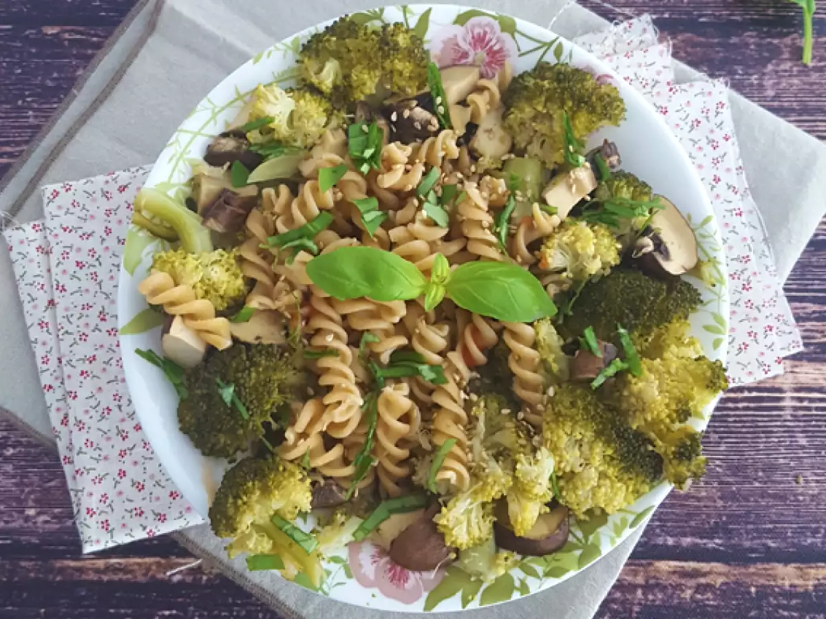Recept Tészta brokkolival, gombával és bazsalikommal