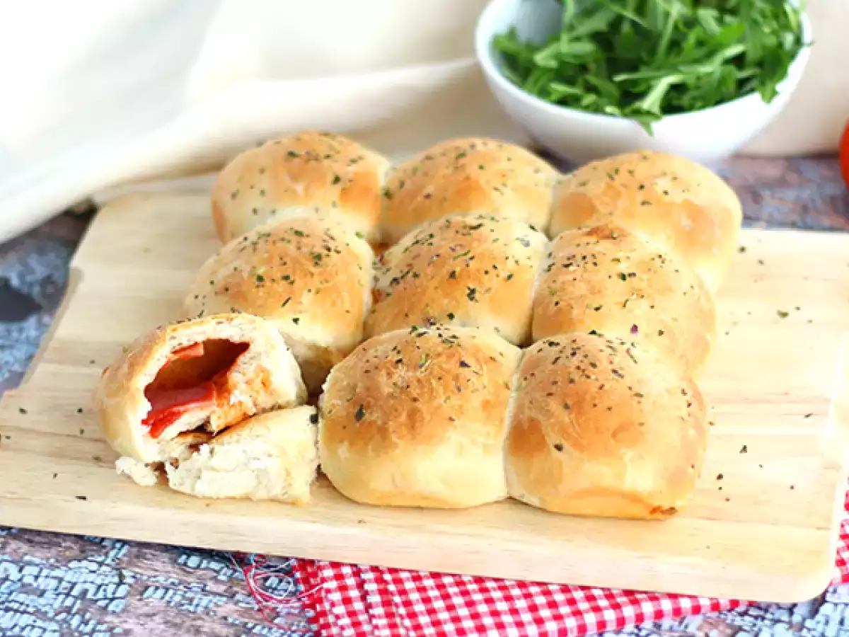 Recept Pizza zsemle sonkás-sajtos töltelékkel