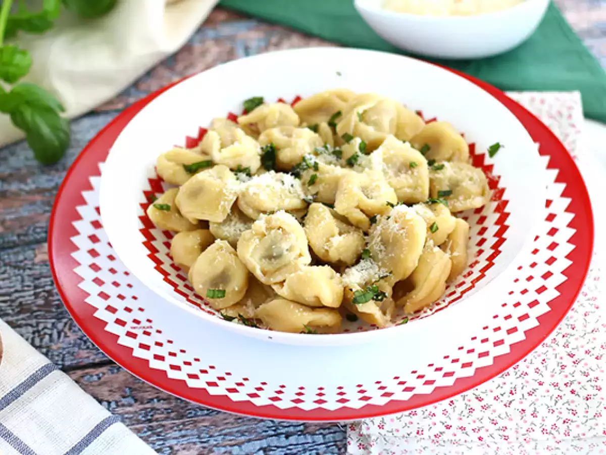 Recept Tortellini parmezánnal, sonkával és bazsalikommal