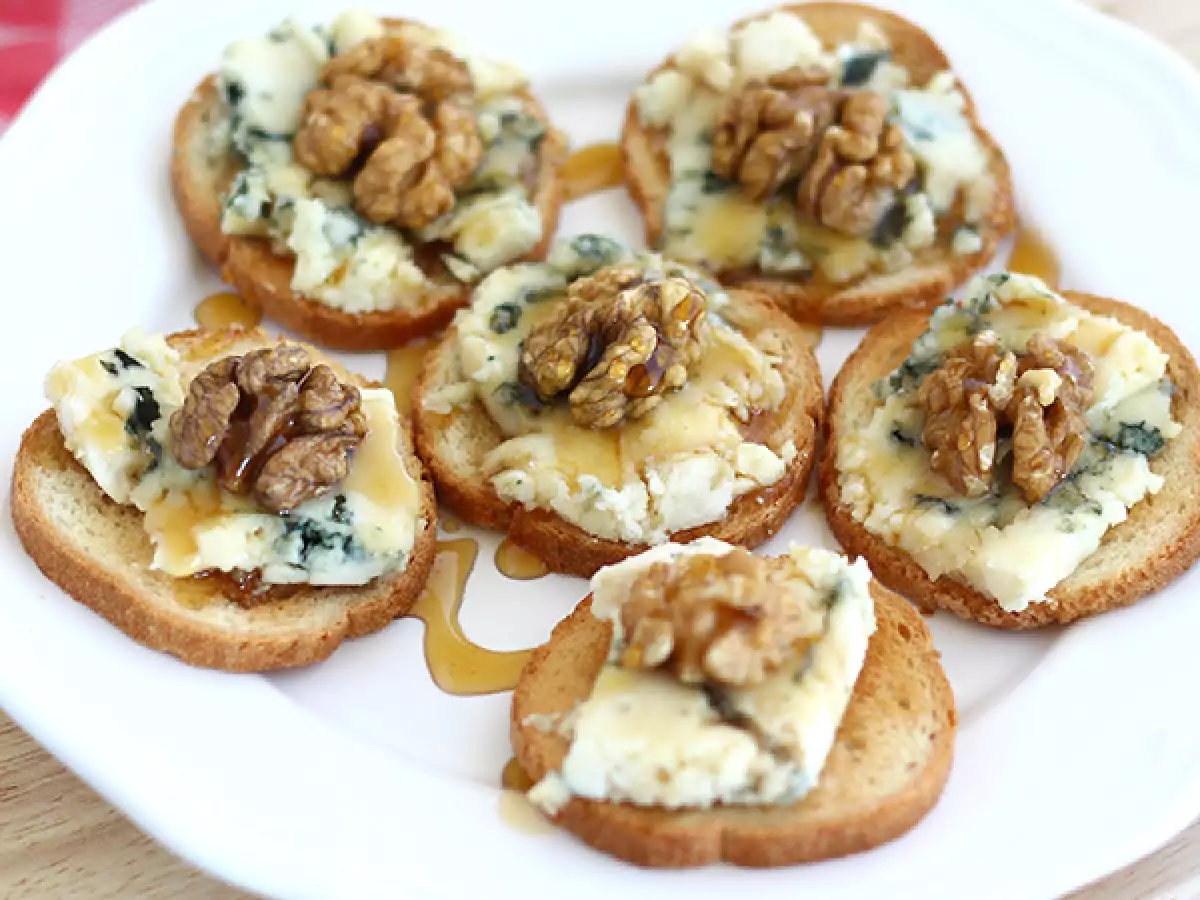 Recept Pirítós rokforttal, dióval és mézzel