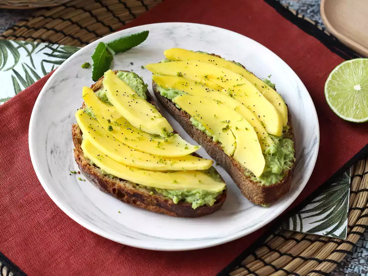 Recept Avokádó pirítós mangóval és lime-mal: friss, gyors és ízletes recept