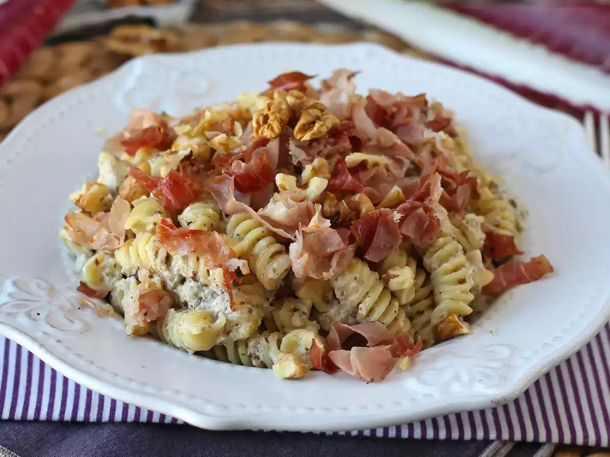 Recept Krémes tészta radicchióval, ropogós szalonnával és dióval: gyors és ellenállhatatlan recept