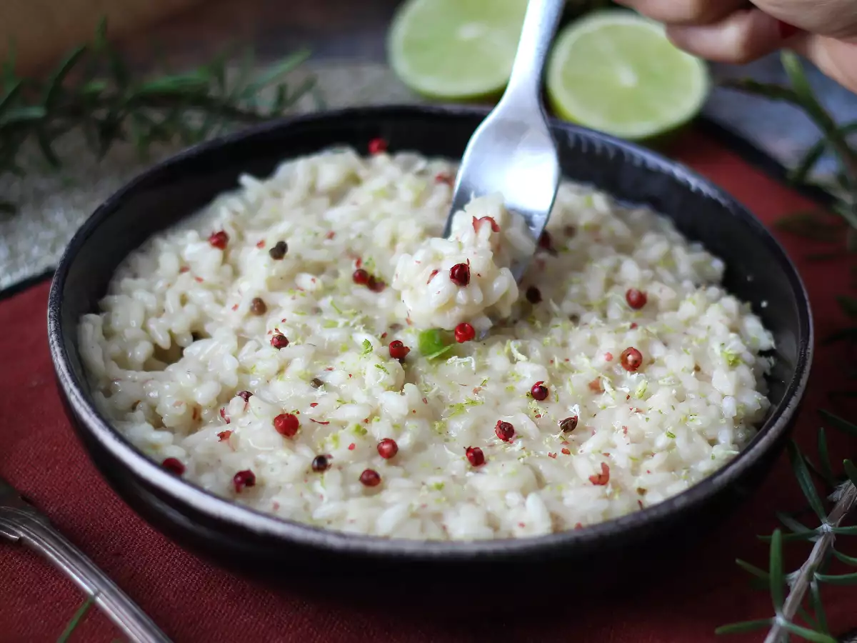 Recept Lime és rózsaszín paprika rizottó: elegáns vegetáriánus recept különleges vacsorákhoz