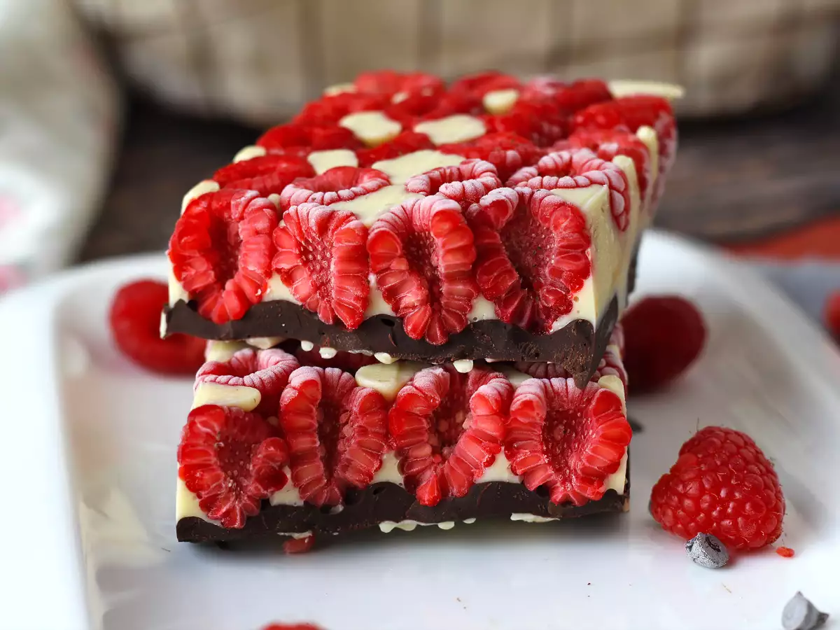 Recept Franui stílusú csokoládé tábla málnával, fehér csokoládéval és étcsokoládéval!