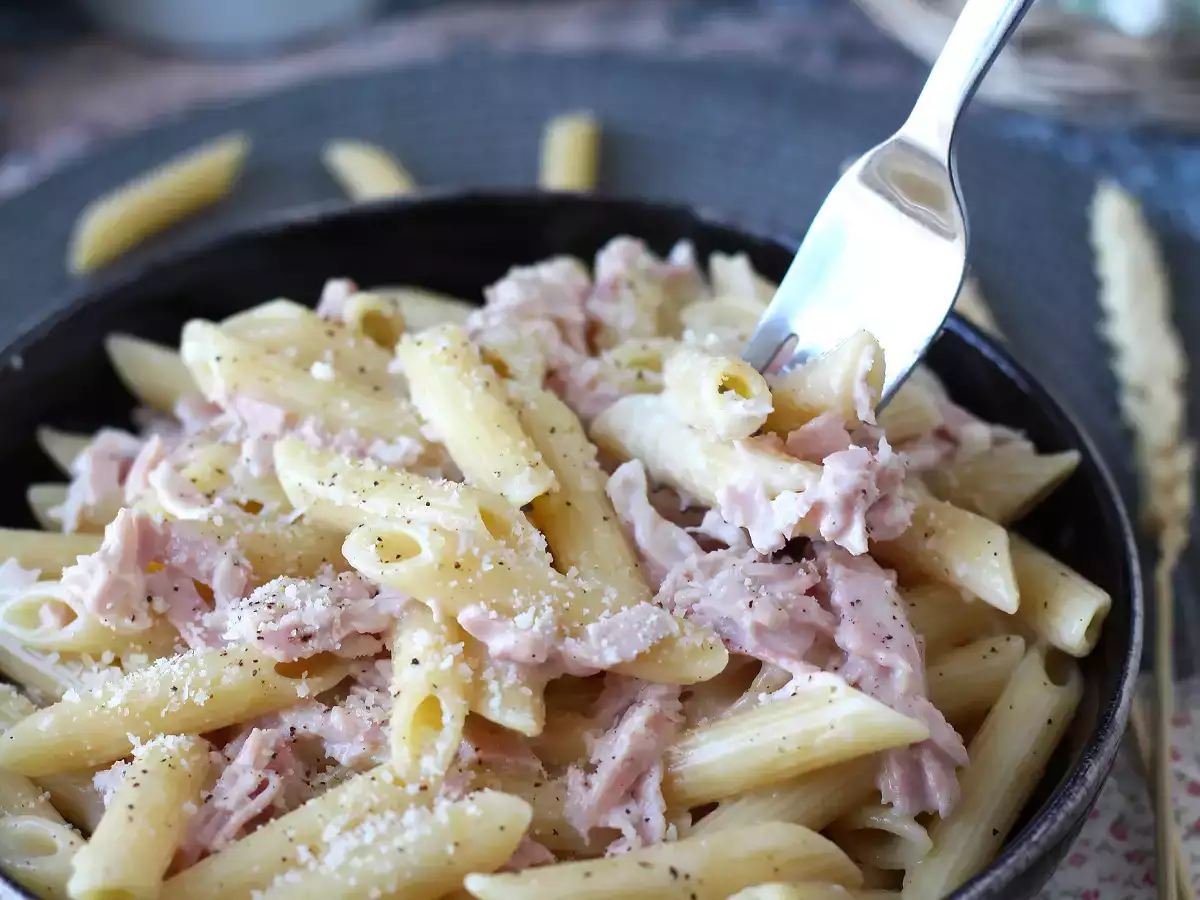 Recept Tejszínes sonkás tészta: krémes, gyors és ellenállhatatlan!