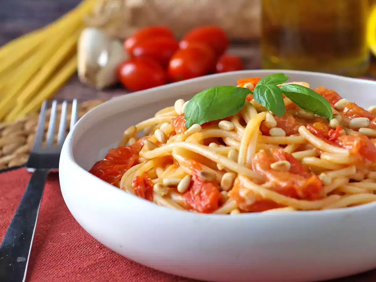 Recept Spagetti cseresznyeparadicsommal és fenyőmaggal: krémes és illatos recept