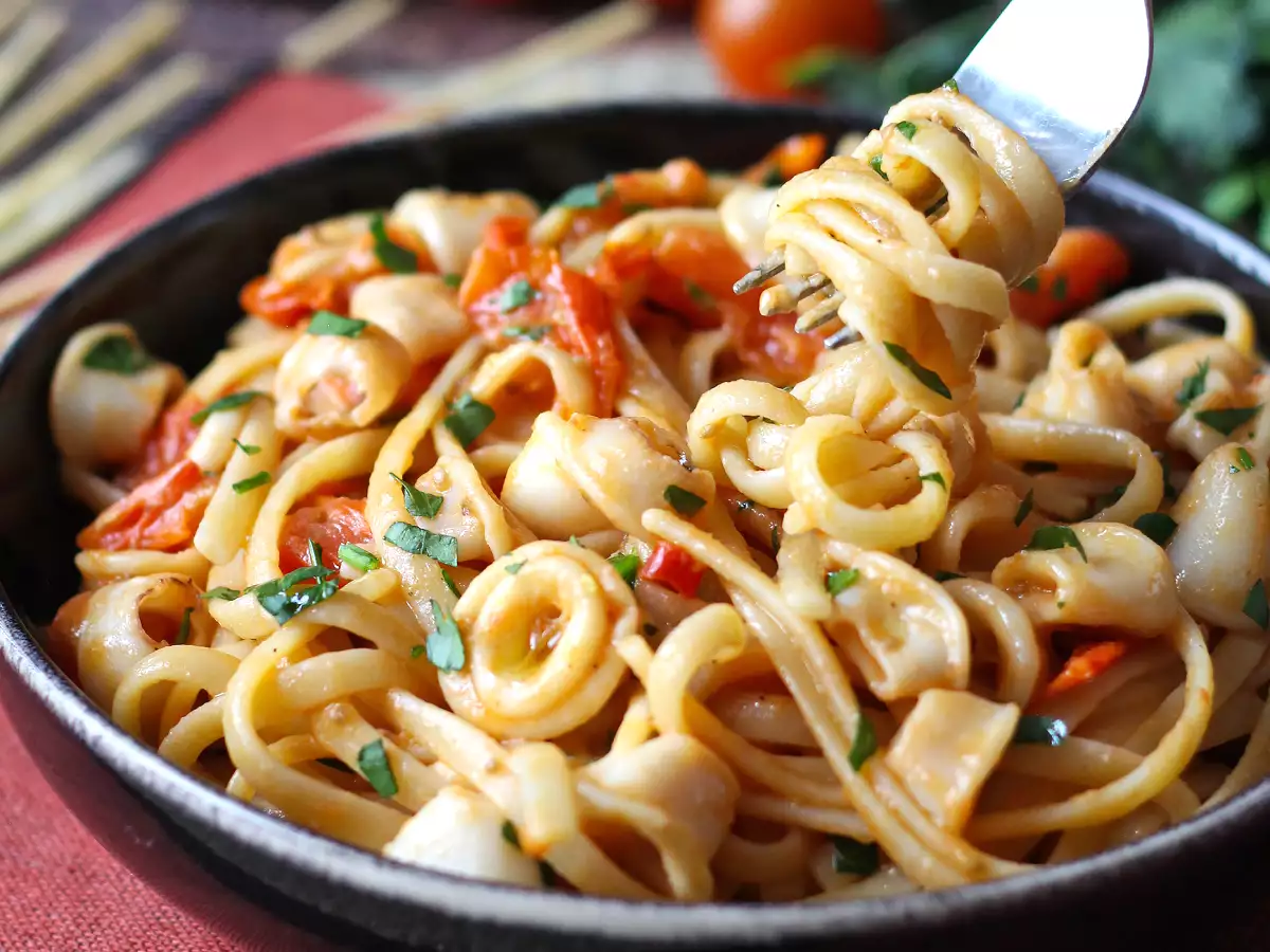 Recept Tészta fagyasztott tintahallal és cseresznyeparadicsommal: egyszerű és ízletes recept