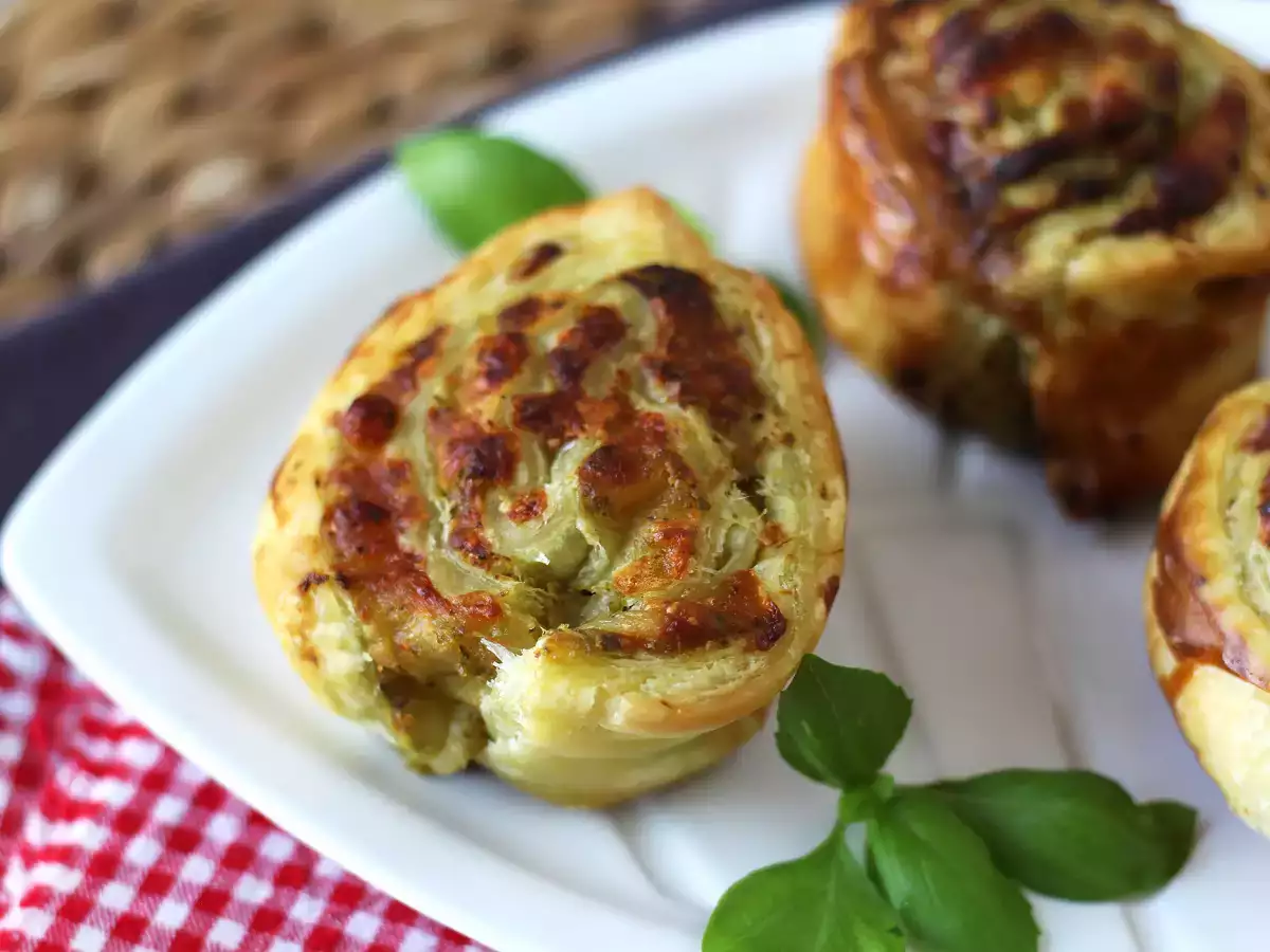 Recept Mozzarellás pestós leveles tészta légkeveréses sütőben, 15 perc alatt kész!
