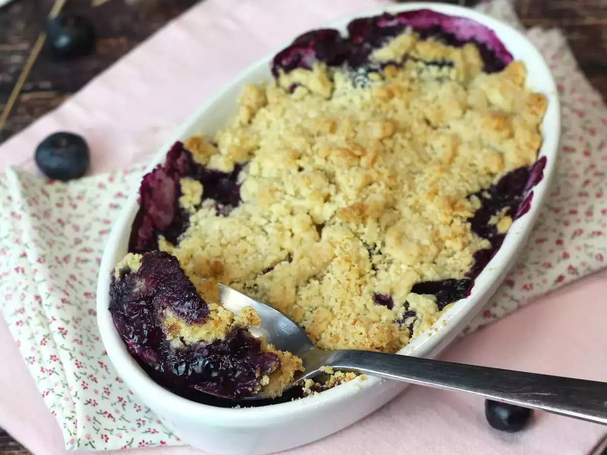 Recept Áfonyás-mandulás morzsa: aranyszínű a tetején, lédús a belsejében