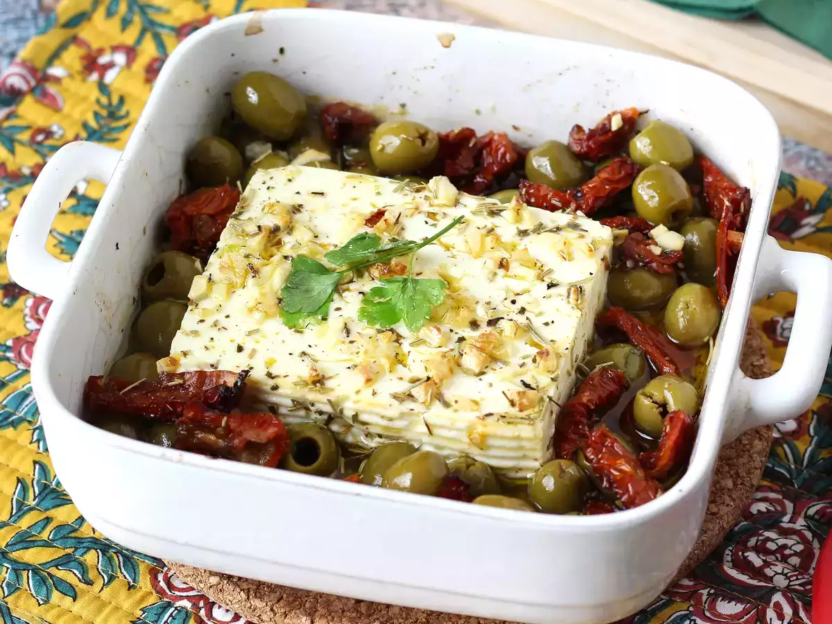Recept Sült feta szárított paradicsommal és olajbogyóval, mediterrán stílusban