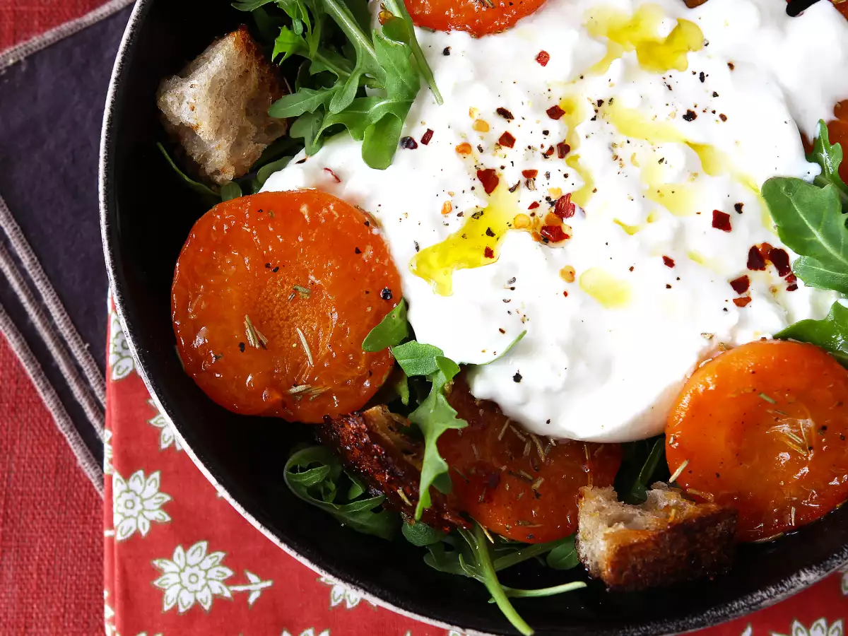 Recept Sült sárgabarack, rukkola és burrata saláta
