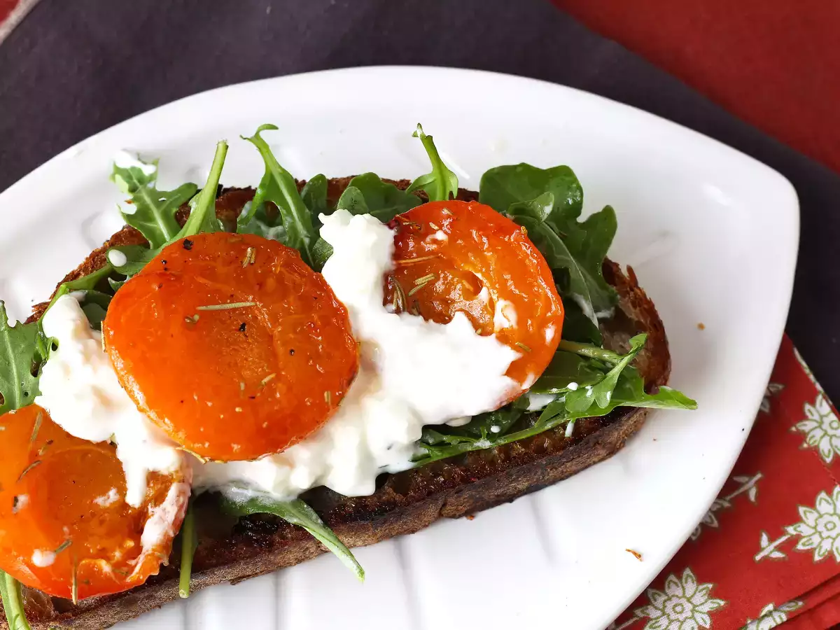 Recept Pirított sárgabarack, rukkola és burrata pirítóson