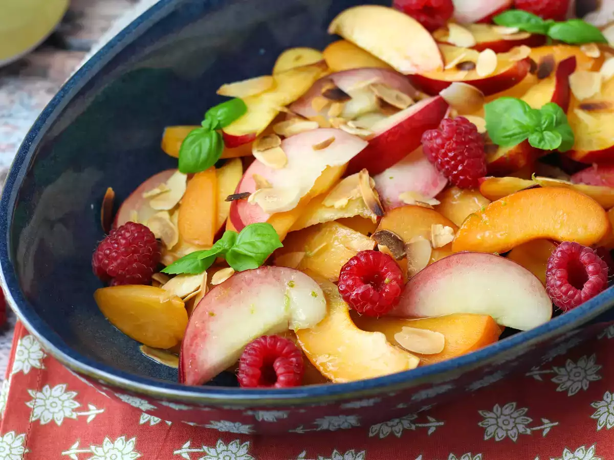 Recept Gyümölcssaláta: őszibarack, sárgabarack, málna és még sok más!