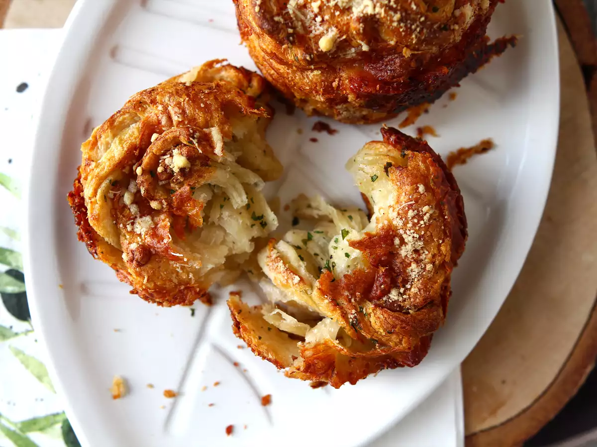 Recept Cruffins, a croissant és a muffin kombinációja, ebben az esetben parmezánnal és mozzarellával sózva.