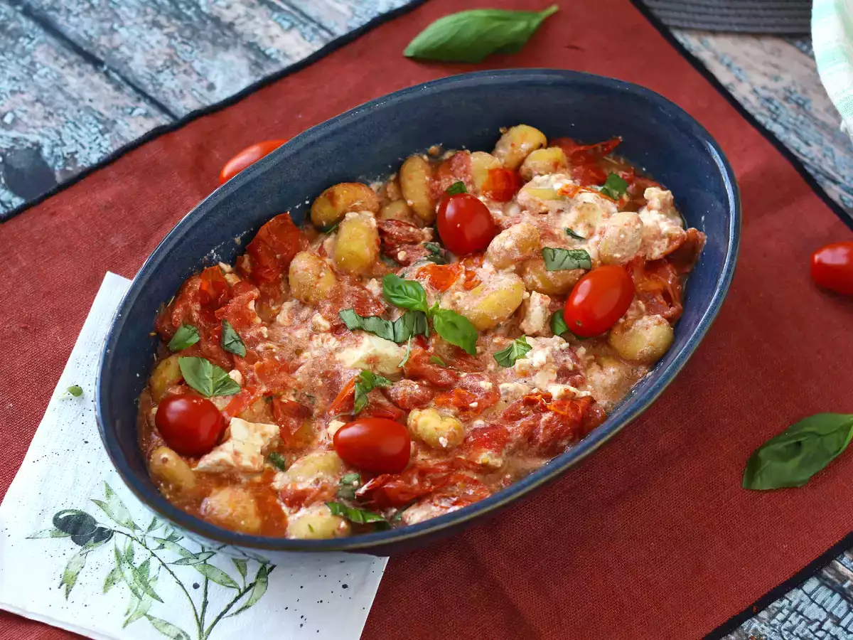 Recept Sült feta gnocchi airfryerrel, egy szuper gyors étel cseresznyeparadicsommal és fetával!